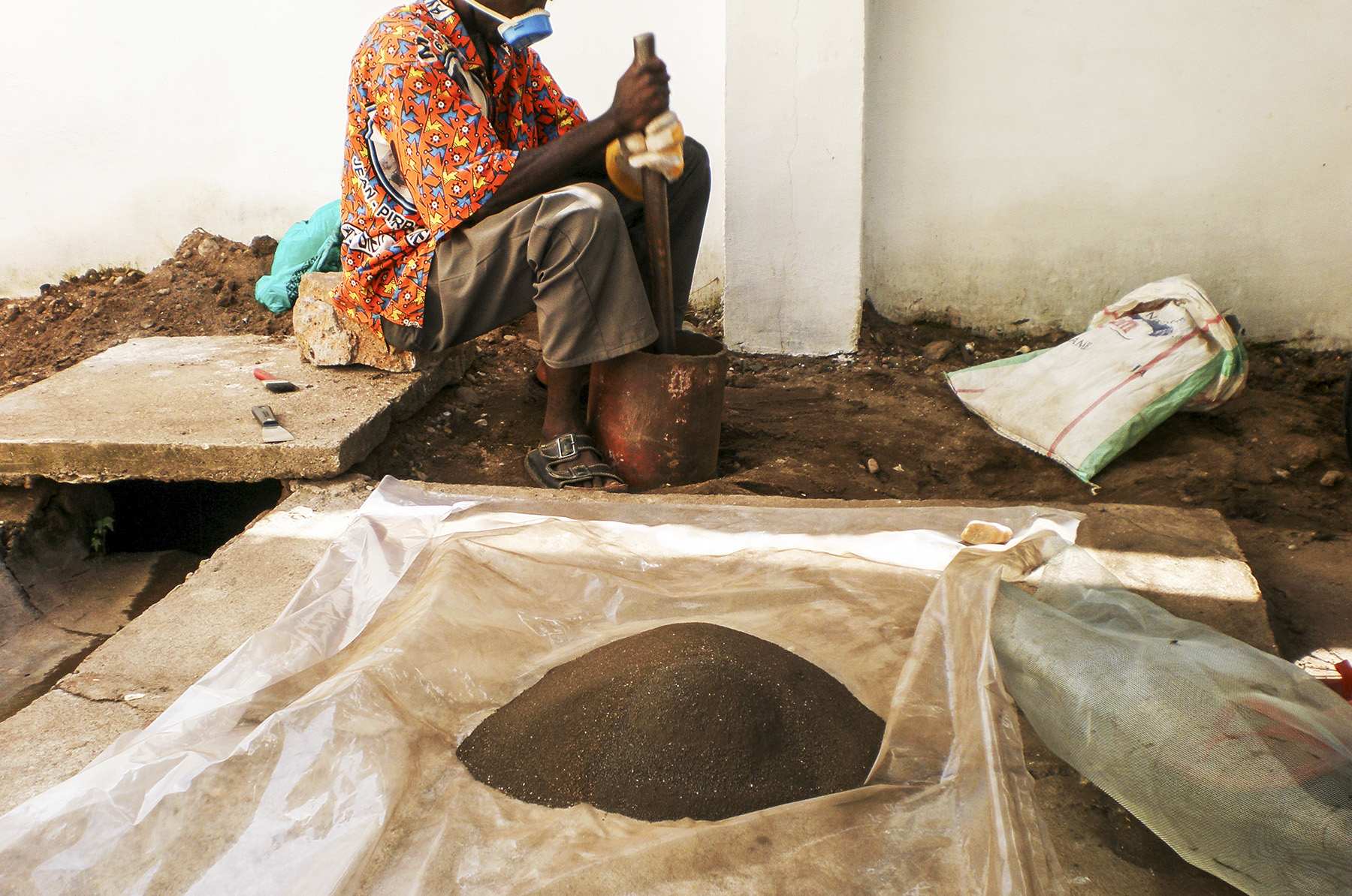 A worker sifting coltan