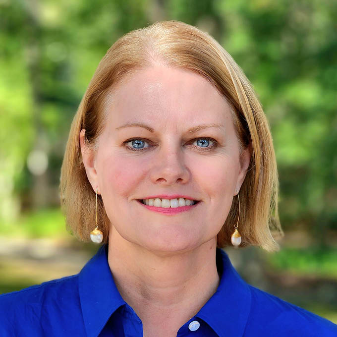 Elizabeth Fay's headshot